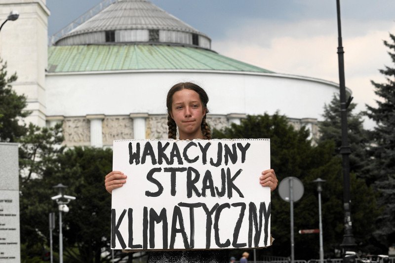 13-letnia Inga protestuje przed Sejmem. Oczekuje od polityków wprowadzenia systemowych zmian w związku ze zmianami klimatycznymi.