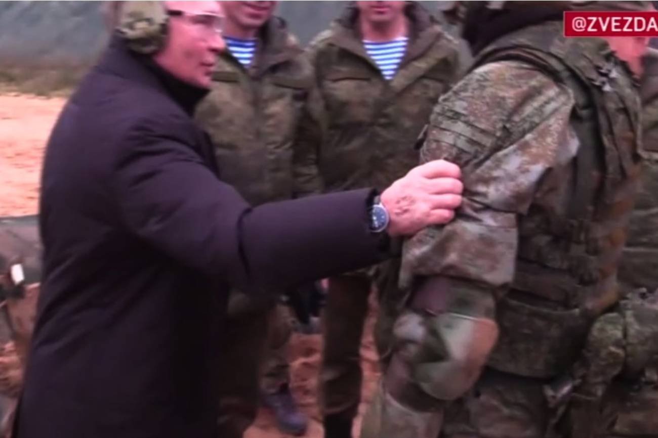 Putin udał się na poligon odwiedzić swoich żołnierzy. Czy to sobowtór?