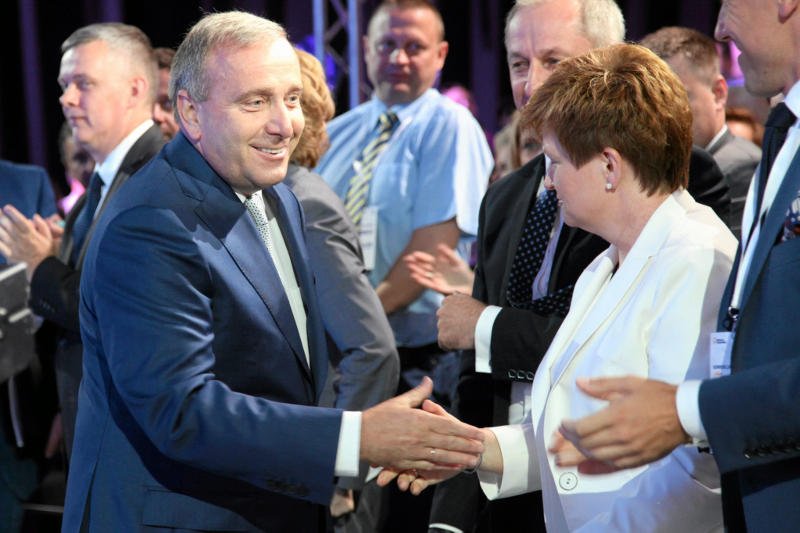 Grzegorz Schetyna nie ma jeszcze powodów do otwierania szampana, ale może być zadowolony z nowych sondaży.