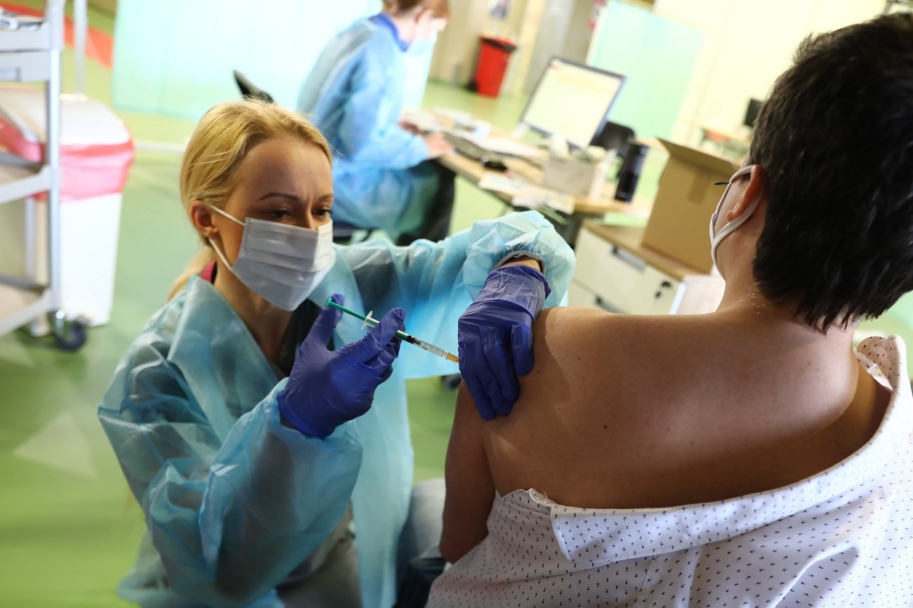 Nowe restrykcje mogą dotknąć osoby niezaszczepione.