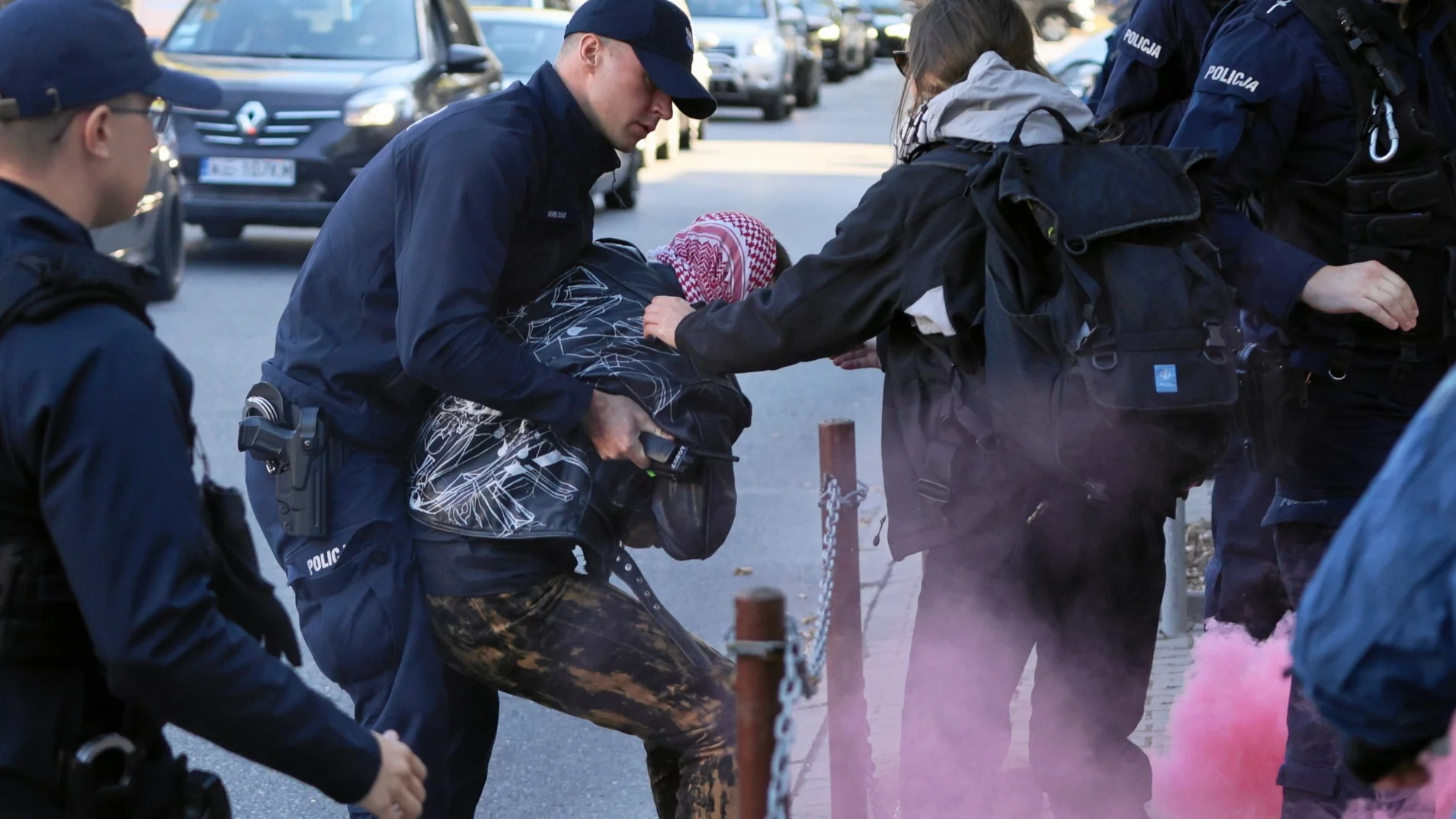 Gorąca przed MSZ w Warszawie ws. Palestyny. Uszkodzone drzwi, wybita szyba