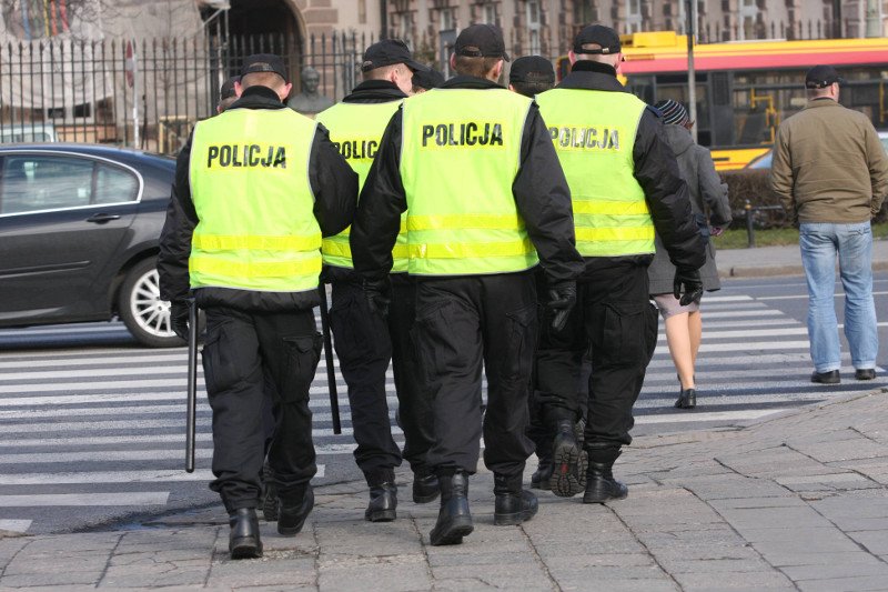 Około 60 funkcjonariuszy zostało oddelegowanych do pilnowania budynków rządowych.