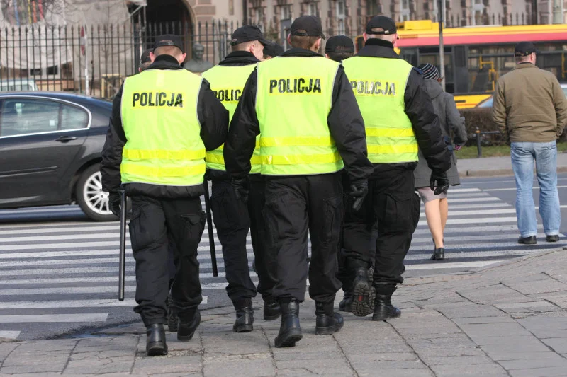 Około 60 funkcjonariuszy zostało oddelegowanych do pilnowania budynków rządowych.