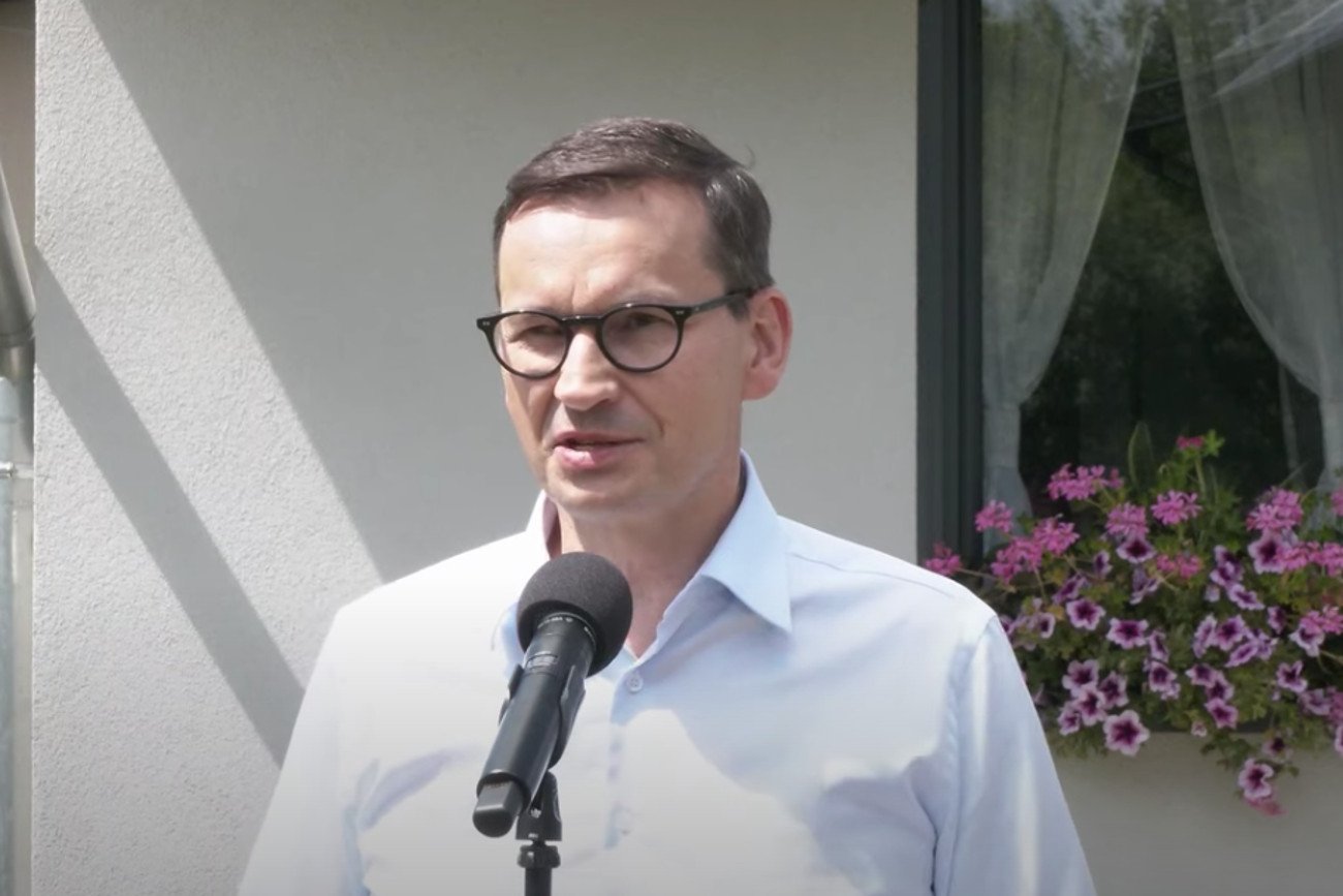 Premier Mateusz Morawiecki w Boronowie: – Drodzy rodacy, postarajcie się ocieplić swoje domy jeszcze przed tym sezonem grzewczym.
