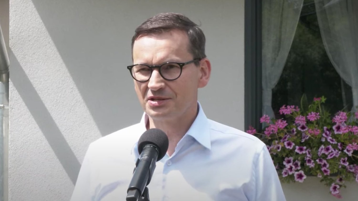 Premier Mateusz Morawiecki w Boronowie: – Drodzy rodacy, postarajcie się ocieplić swoje domy jeszcze przed tym sezonem grzewczym.