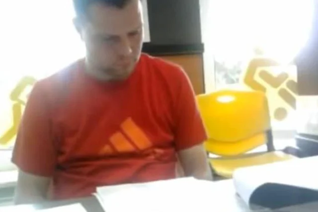 Kadr z nagrania, które pozbawiło Huberta Siejewicza pracy.