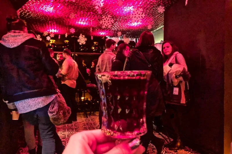 Szocik wisniówki jest "nieco" większy niż te, do których przywykliśmy w pijalniach wódki. Alkoholu nie pijemy "na raz", a delektujemy się nim