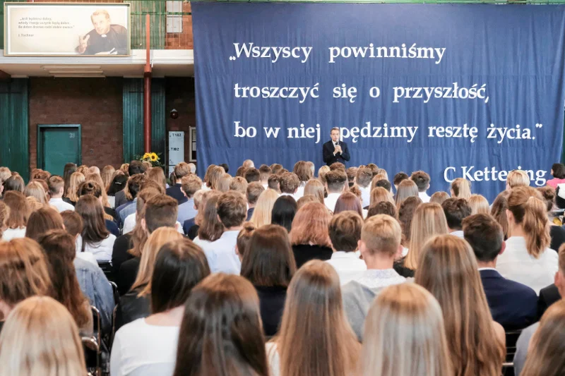 Uczniowie LO nr 2 Poznaniu przeprowadzili prawybory i zaskoczyli wynikami. Zdjęcie ilustracyjne (z inauguracji roku szkolnego z udzialem wiceprezydenta Poznania w innym LO, nr 4 im. ks. Józefa Tischnera).
