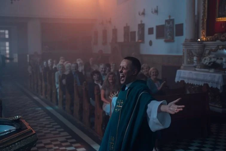 Bohater filmu "Boże ciało" jest również nietypowym księdzem