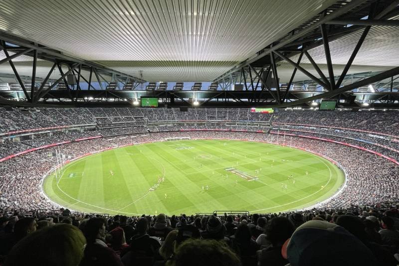 Ponad 78 tys. kibiców na meczu futbolu australijskiego na Melbourne Cricket Ground.