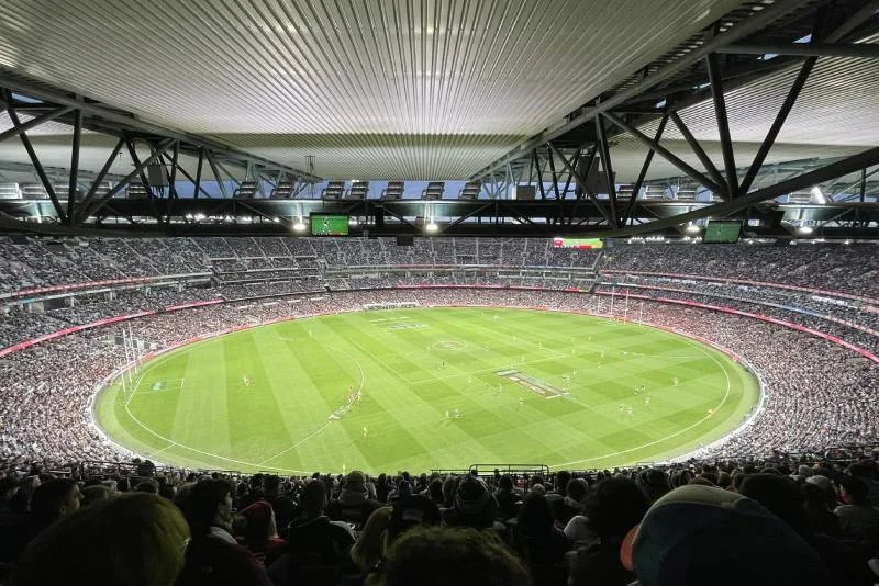 Obrazek, którego na stadionach nie widzieliśmy od długiego czasu. Ponad 78 tys. kibiców na meczu futbolu australijskiego na Melbourne Cricket Ground.