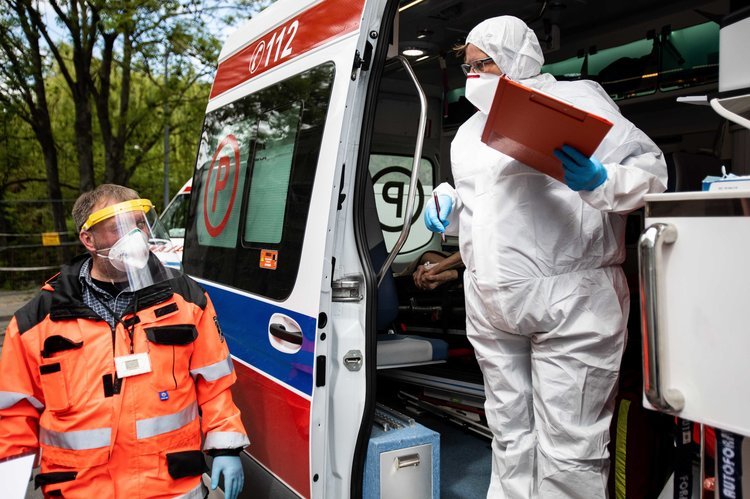 Nowy rekord zakażeń i zgonów w Polsce. Tragiczny raport ministerstwa ws. koronawirusa.