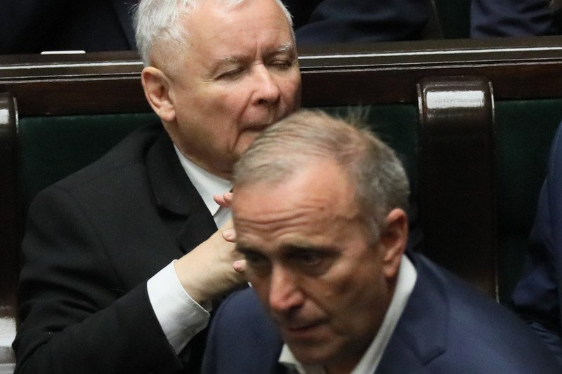 Praw i Sprawiedliwość nadal jest liderem w sondażach.