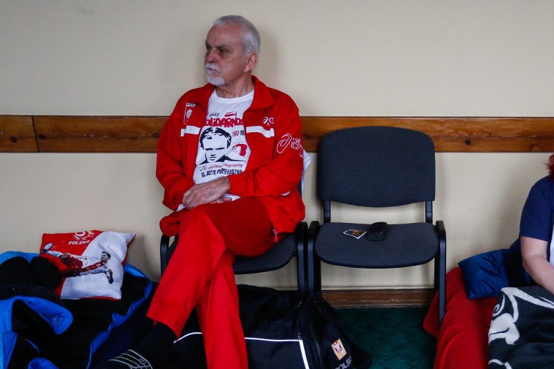 Piotr Pakosz to emerytowany nauczyciel z blisko 40-letnim stażem, który w poniedziałek rozpoczął głodówkę w krakowskim kuratorium. Robi to dla młodszych kolegów po fachu.