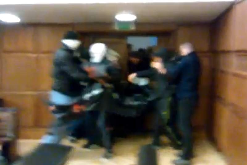 Prawicowa bojówka atakuje aulę im. Adama Mickiewicza na UW