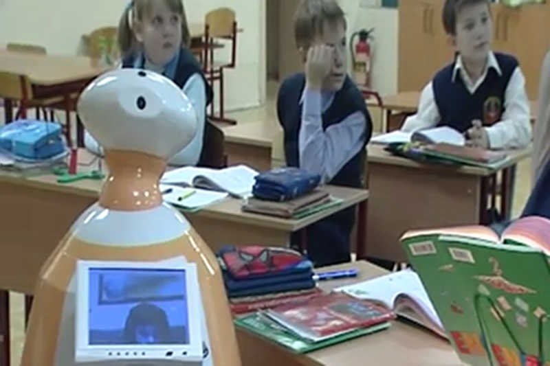 R-BOT podczas testów w rosyjskiej szkole