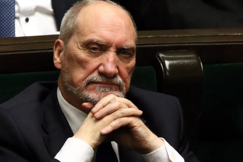 Antoni Macierewicz i teczki to... nierozłączna para. Tym razem - jak sugeruje "Gazeta Wyborcza" - miał nimi uderzyć w premiera i jego ojca.
