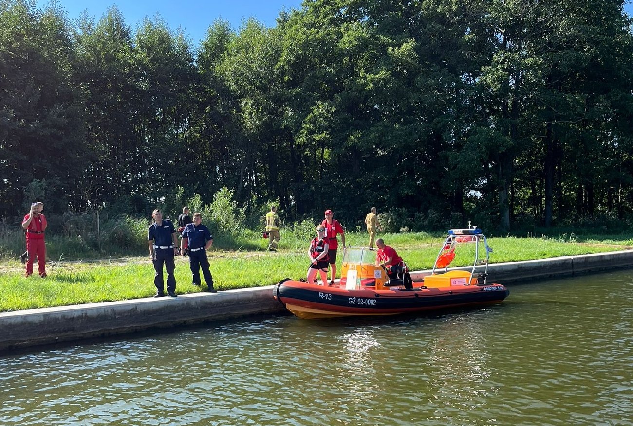 Tragedia na Kanale Mazurskim. Turyści wjechali na zatopione auto.