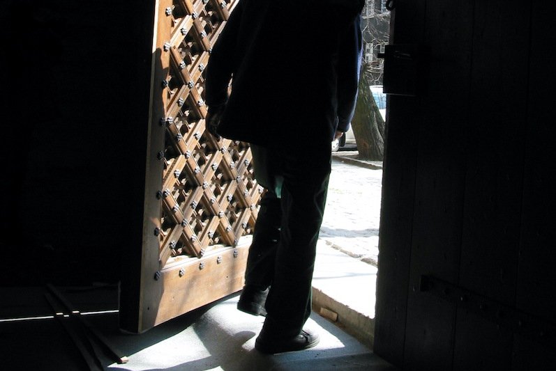 Apostazja, czyli wyjście z Kościoła, jest tematem strony internetowej, którą uruchomiła Lewica. Na zdjęciu drzwi świątyni rzymskokatolickiej w Gdańsku (2002).