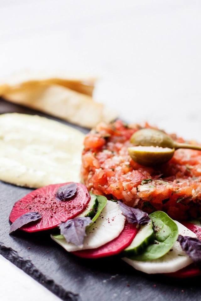 Absolutny hit Veg Deli – tatar z pomidora z wegańskim majonezem