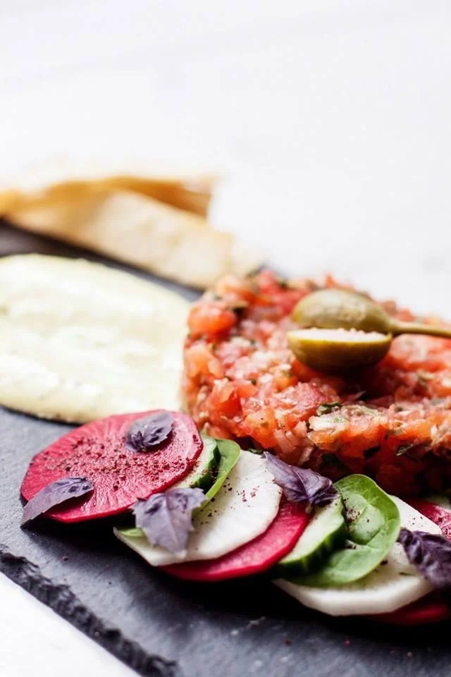 Absolutny hit Veg Deli – tatar z pomidora z wegańskim majonezem