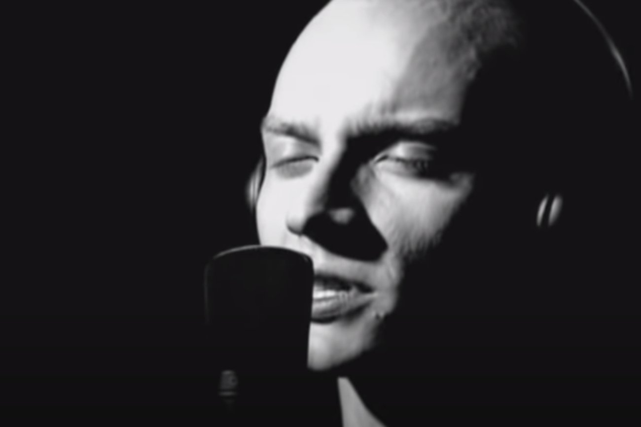 Raper z grupy Jeden Osiem L znanej z utworu "Jak zapomnieć" zdradził, czy już "zapomniał".