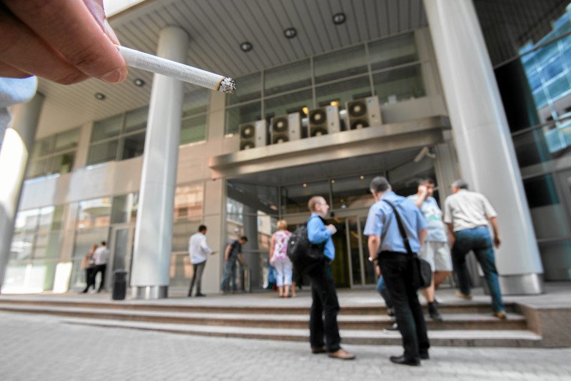 Palacze odpracują lub zapłacą za gratisowe przerwy. "Ktoś pracuje za nich. Nie będziemy tego dłużej tolerować"