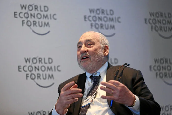 Profesor Joseph E. Stiglitz jest m.in. autorem książek: „Cena nierówności”; „Ekonomia sektora publicznego”; „Wizja sprawiedliwej globalizacji: propozycje usprawnień”