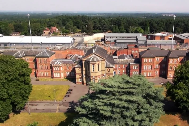 Broadmoor Hospital, połączony z więzieniem szpital psychiatryczny w mieście Crowthorne (Berkshire, Anglia). Przebywają w nim najgroźniejsi obłąkani kryminaliści
