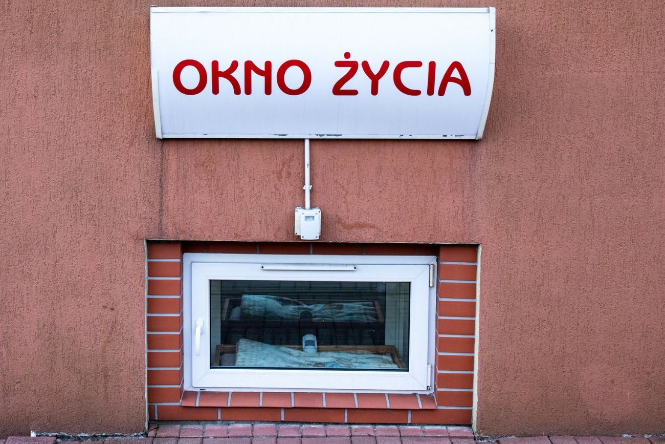Niemowlę w oknie życia w Częstochowie. Dziecko trafiło do szpitala