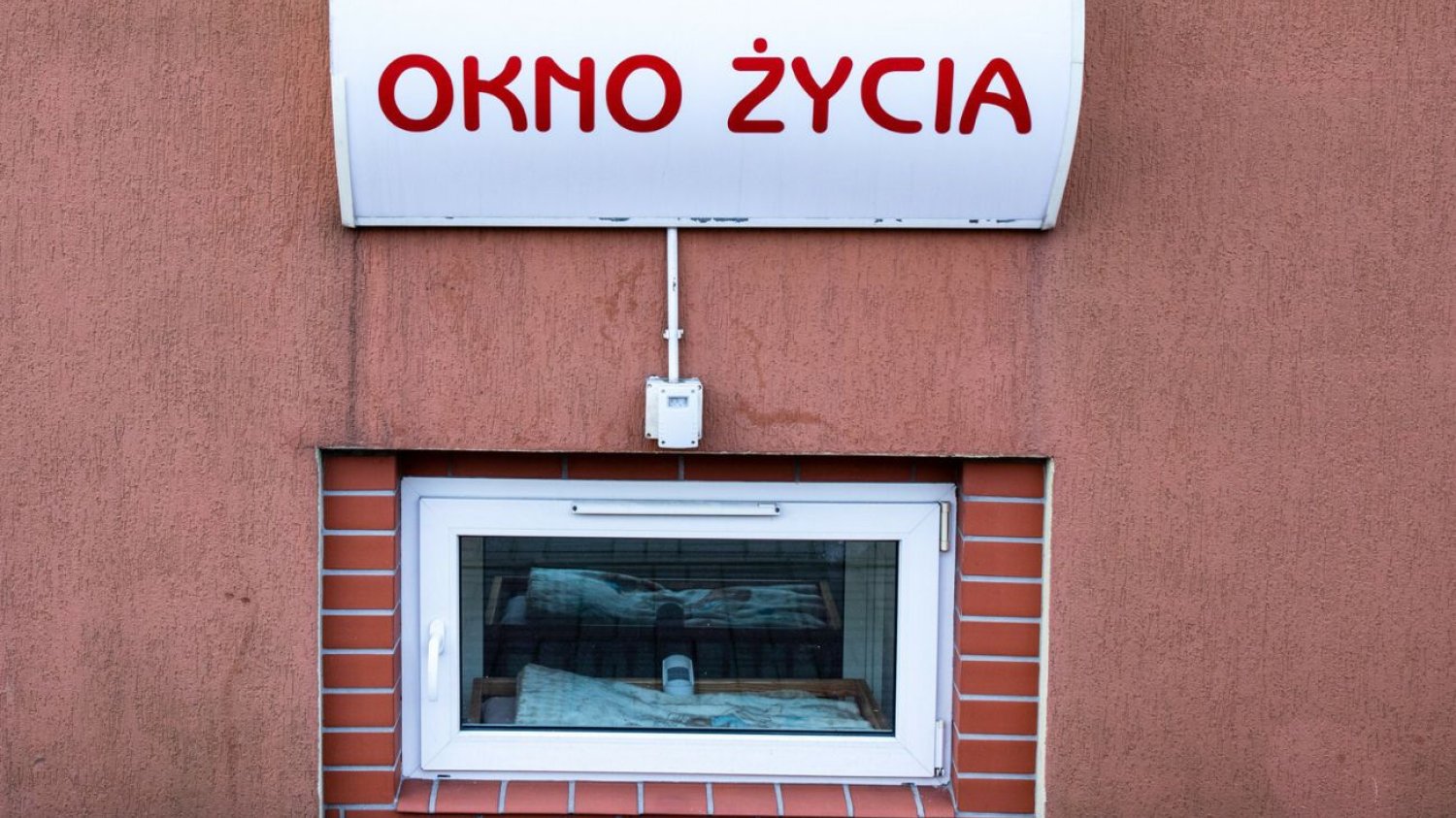 Niemowlę w oknie życia w Częstochowie. Dziecko trafiło do szpitala