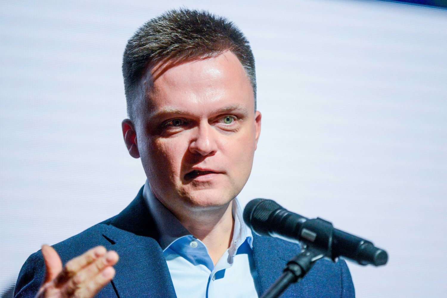 W nowym sondażu CBOS widać spory wzrost zaufania do Hołowni.