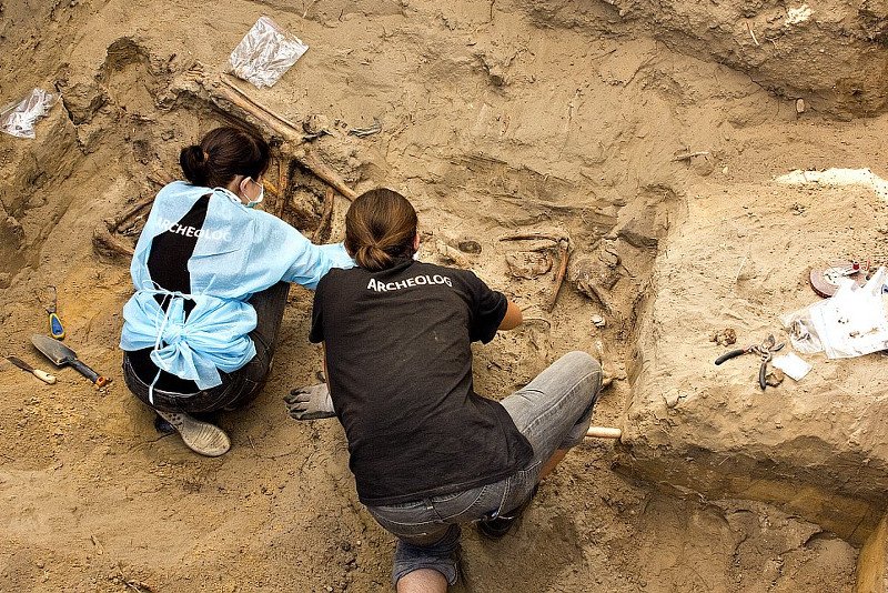 Archeolodzy przy pracy w jednej z jam grobowych na Łączce.