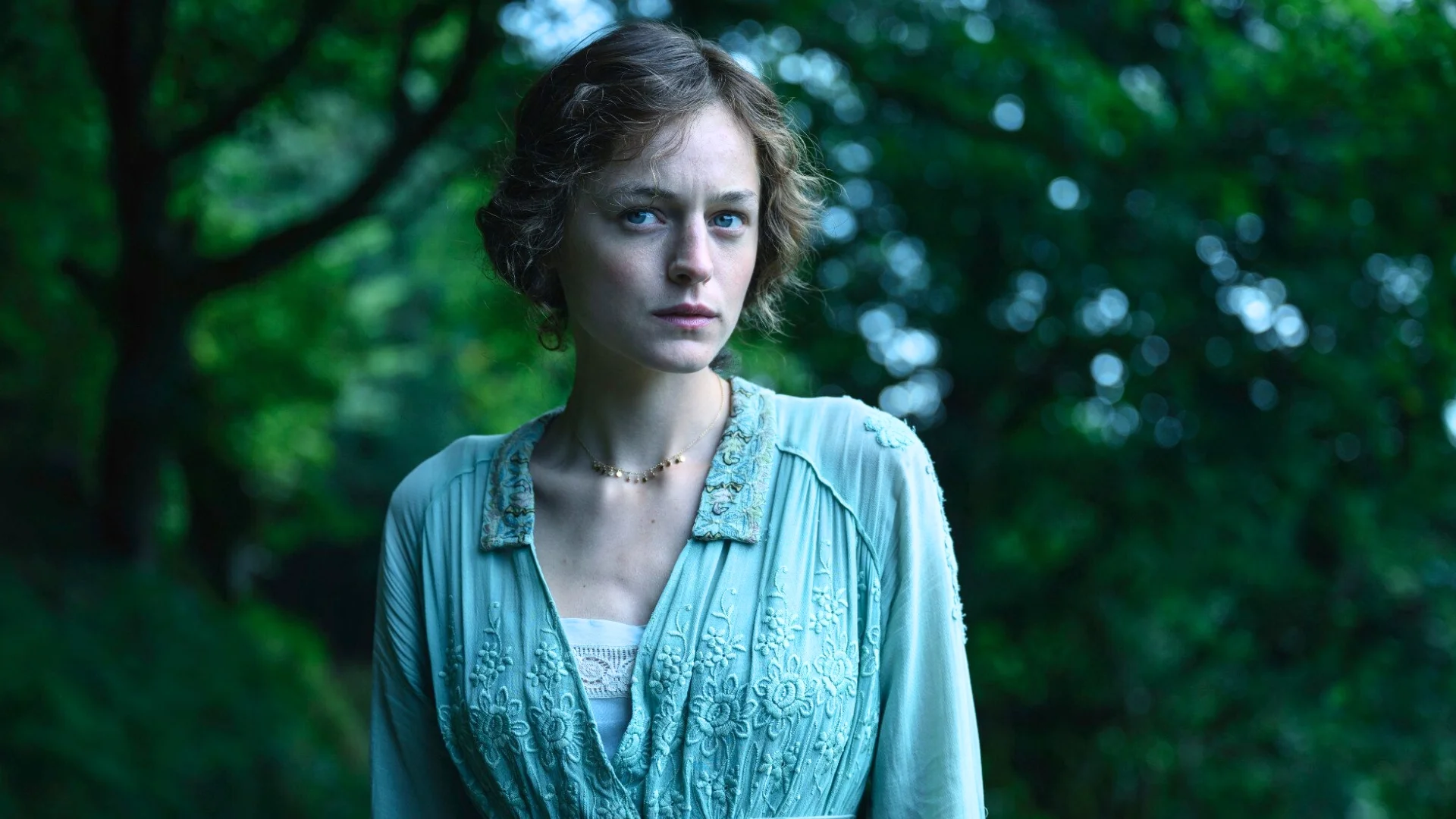 Emma Corrin w filmie "Kochanek Lady Chatterley"