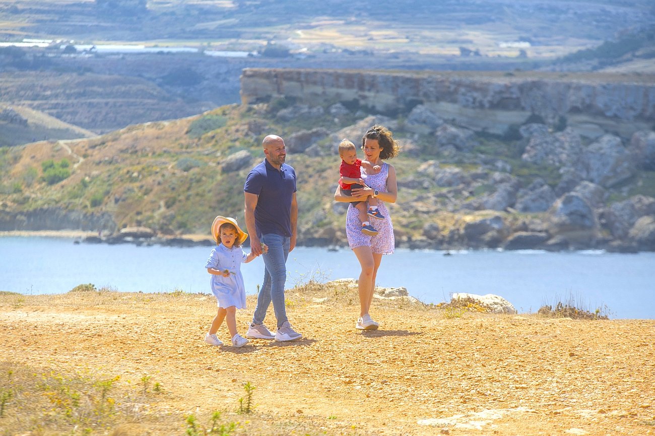 Republika Malty to wyspiarskie państwo na Morzu Śródziemnym w Europie Południowej, którego terytorium tworzą Wyspy Maltańskie: Malta, Gozo i Comino. Co sprawia, że rodziny z dziećmi uznają Maltę za idealne miejsce na majówkę?