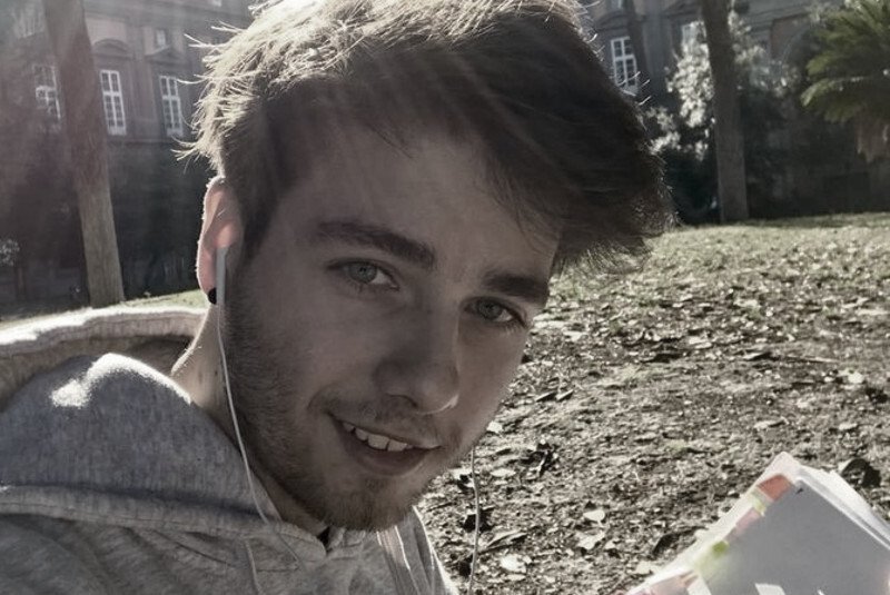 Pracownicy Kina Elektronik z Warszawy poinformowali za pośrednictwem swojej oficjalnej strony na Facebooku, że zmarł ich 25-letni kolega z pracy Adam Czwarno.