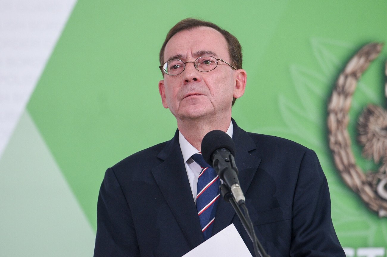 Na konferencji ministra Mariusza Kamińskiego pokazano drastyczne zdjęcia, które mają należeć do zatrzymanych na granicy migrantów.