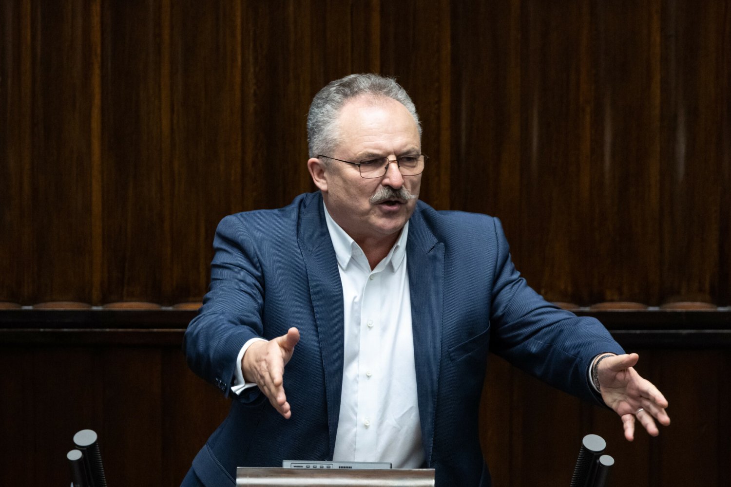 Marek Jakubiak z PiS nie widzi problemu w imprezach posłów w hotelu sejmowym.