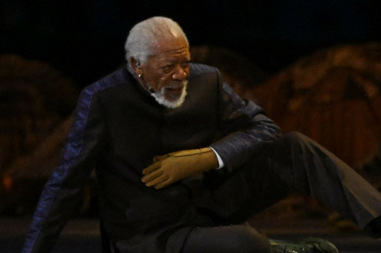 Dłoń Morgana Freemana na otwarciu Mundialu.