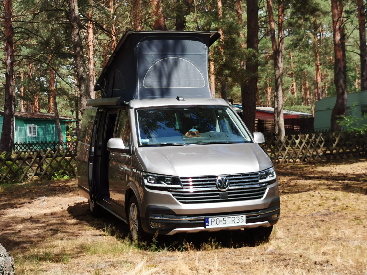 Volkswagen California Beach to bazowa wersja kultowego minikampera.