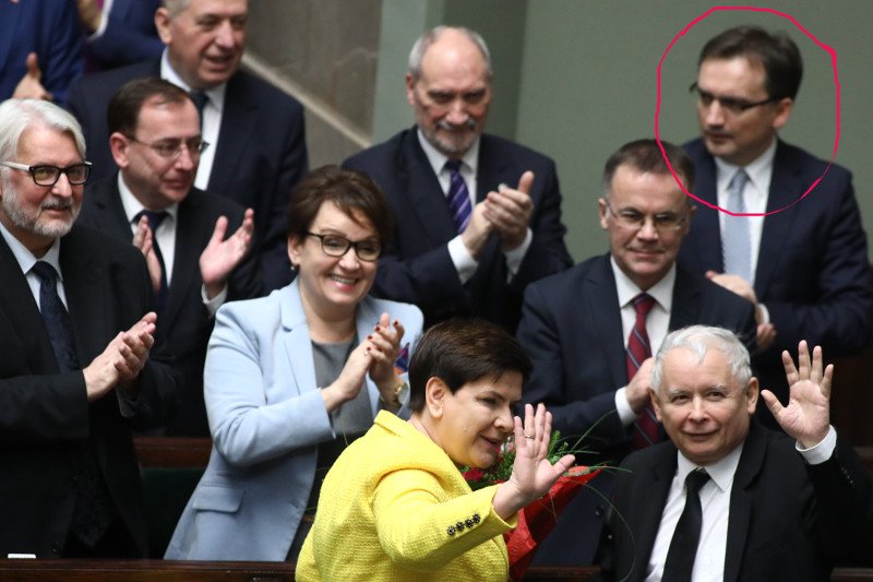 Tzw. ziobryści są niezadowoleni z aktualnych zmian na scenie politycznej. Przy zwycięskim dla rządu PiS głosowaniu nad wotum nieufności tylko na twarzy ministra sprawiedliwości nie malował się uśmiech.