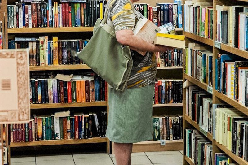 Czytelnicy pewnie nigdy nie podejrzewali by bibliotekarki o takie wpisy. Zdjęcie jest tylko ilustracją do tekstu.