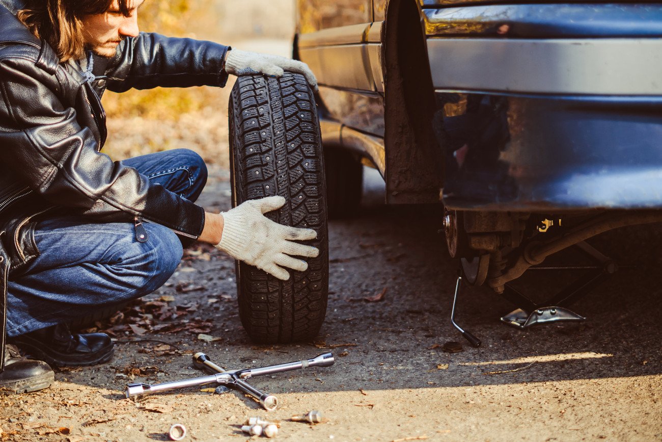 Uszkodzenie opony to jedna z najczęstszych awarii, jakie przytrafiają się kierowcom na drogach. Można się z nią uporać poprzez samodzielną wymianę koła lub pomoc drogową świadczoną w ramach ubezpieczenia opon