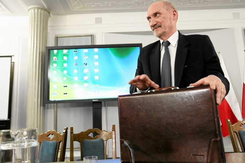 Antoni Macierewicz odrzucił wstępne warunki spotkania ekspertów obu komisji, jakie postawił przed nim dr Maciej Lasek.