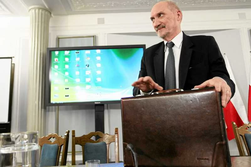 Antoni Macierewicz odrzucił wstępne warunki spotkania ekspertów obu komisji, jakie postawił przed nim dr Maciej Lasek.