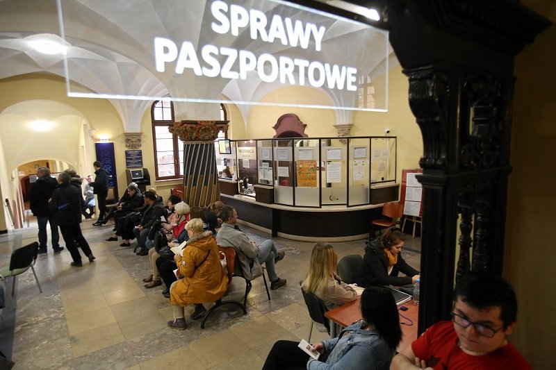 Polacy w czasie epidemii mają problem z wyrobieniem paszportu.