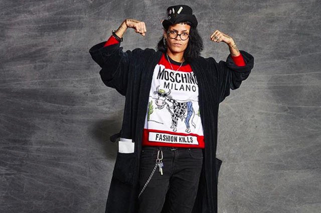 Dom mody Moschino promuje lata 90-te w kolekcji na sezon jesienny.