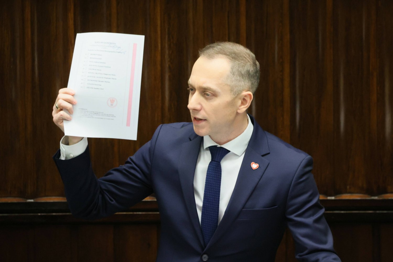 Raport Millera dot. katastrofy smoleńskiej wrócił na stronę MON. "Jedyny obowiązujący dokument"