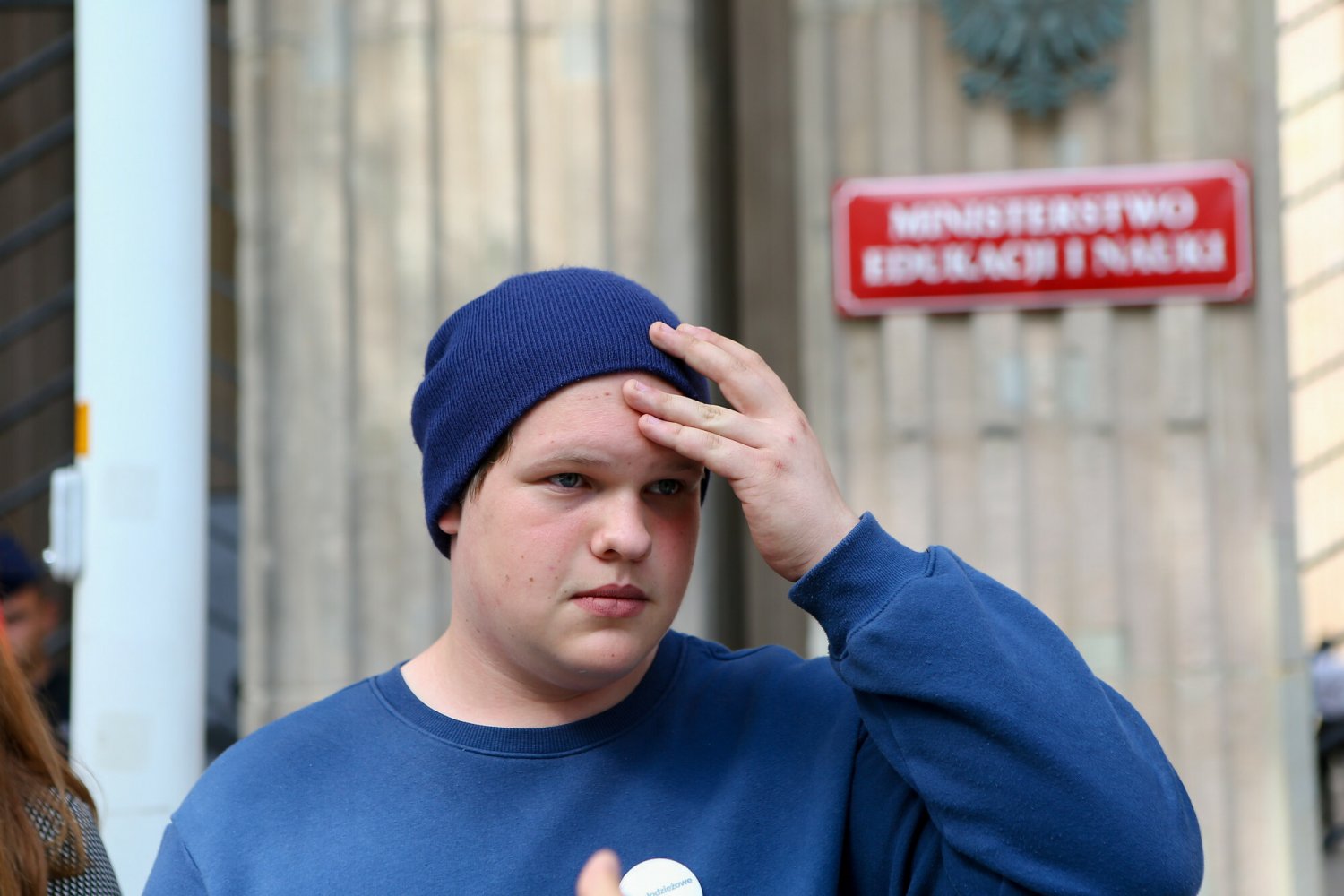 Franek Broda zaatakowany przez policję w trakcie protestu przed siedzibą PiS.