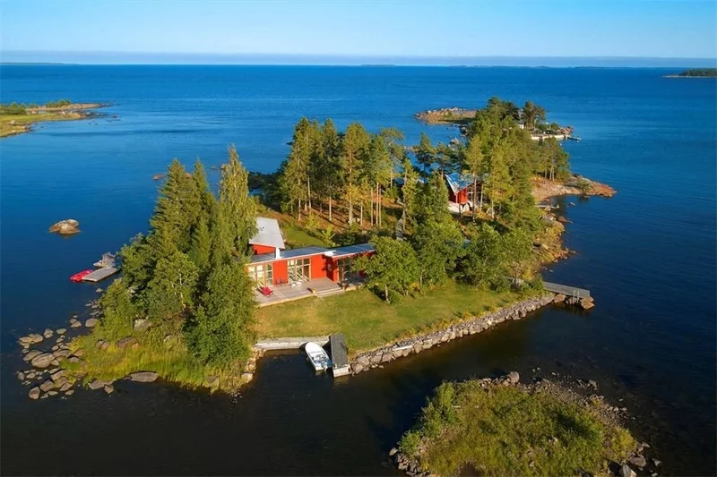 Wyspa znajduje się nieopodal miasta Söderhamn.